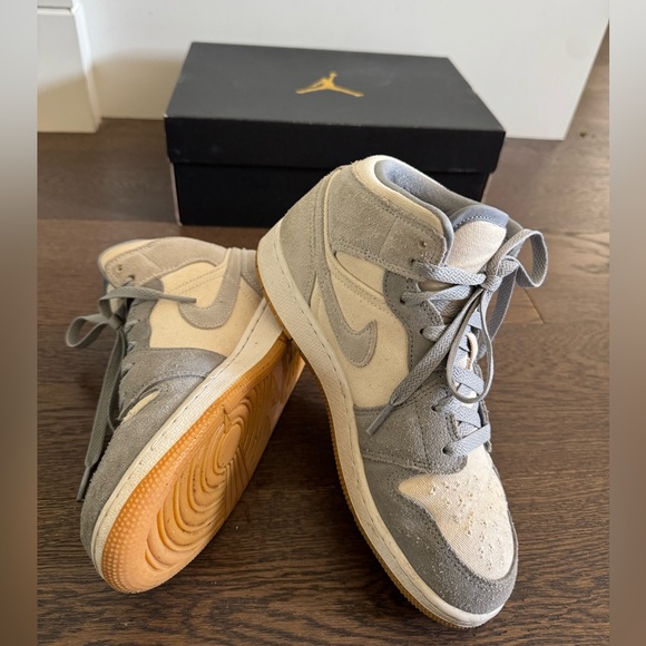 Youth Nike Air Jordan 1 Mid - COCONUT MILK-PARTICLE GREY-WHITE-GUM size 5.5 - Picture 7 of 11